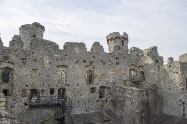 Ogrodzieniec Kalesi - Polonya 'daki Ogrodzieniec kalesinin güzel mimarisi.