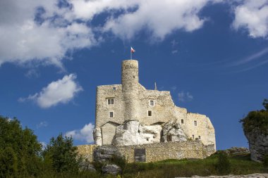 Ortaçağ şatosu Mirow 'un kalıntıları - Polonya' da Bobolice 'de Kartal Yuvası Yolu