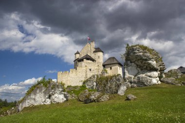 Bobolice Kalesi manzarası - 14. yüzyıl kraliyet kalesi Bobolice, Polonya Jura, Polonya