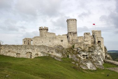 Ogrodzieniec Kalesi - Polonya 'daki Ogrodzieniec kalesinin güzel mimarisi.