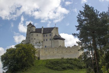 Bobolice Kalesi manzarası - 14. yüzyıl kraliyet kalesi Bobolice, Polonya Jura, Polonya