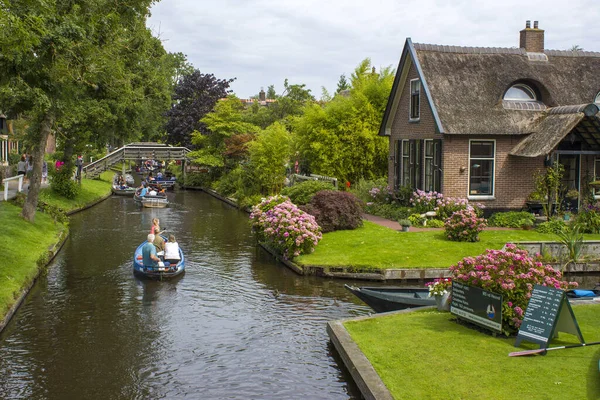 Giethoorn Netherlands August 2017 Unknown Visitors Sightseeing Boating Trip Canal — Stock Photo, Image