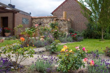 Akdeniz tarzında bahçede güzel bir yer. Kırsal bahçe.