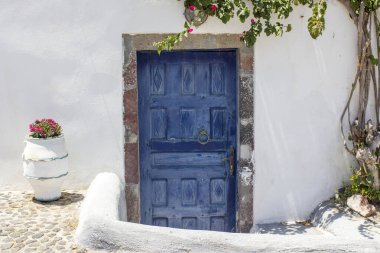 Yunanistan 'ın Santorini adasındaki Magalochori kasabasındaki Beyaz Saray' ın eski kapısı