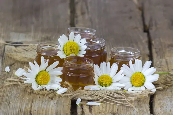 Tatlım ahşap arka planda papatya çiçekleri