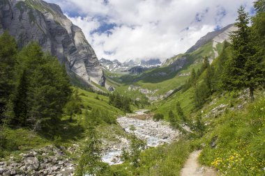 Avusturya Alpleri 'ndeki manzara. Grossglockner' ın etrafındaki yüksek Higt Tauern dağları. Avusturya.