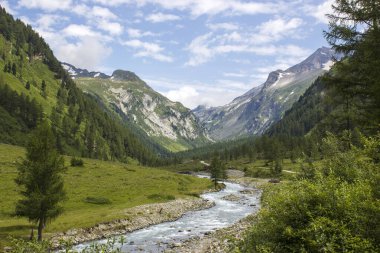 Avusturya Alpleri 'ndeki manzara. Grossglockner' ın etrafındaki yüksek Higt Tauern dağları. Avusturya.