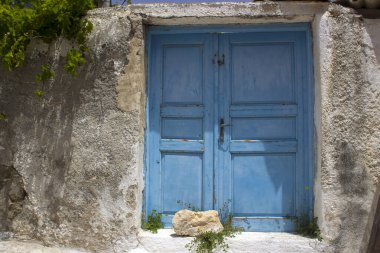 Yunanistan 'ın Santorini adasındaki Emporio kasabasındaki taş evin eski kapısı
