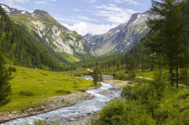 Avusturya Alpleri 'ndeki manzara. Grossglockner' ın etrafındaki yüksek Higt Tauern dağları. Avusturya.