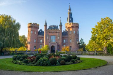 Berburg-Hau, Almanya 'daki Su Kalesi Moyland