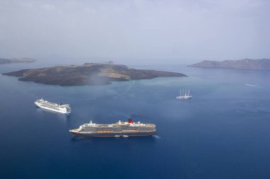 Yunanistan 'ın Santorini adasındaki Fira (Thira) kasabasından Caldera manzarası