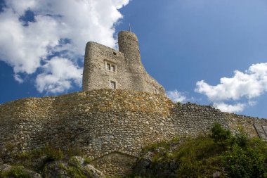 Ortaçağ şatosu Mirow 'un kalıntıları - Polonya' da Bobolice 'de Kartal Yuvası Yolu