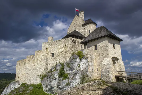 Bobolice Kalesi manzarası - 14. yüzyıl kraliyet kalesi Bobolice, Polonya Jura, Polonya