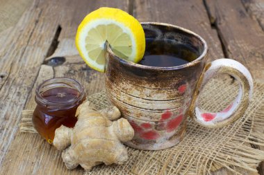 Limonlu zencefil çayı Tahta masada bal