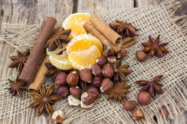 Tarçın çubukları, yıldız anason baharatları, mandalina ve fındık - Noel zamanı