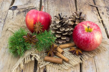 Taze elmalar, tarçın çubukları ve yıldız anason baharatları - Noel zamanı