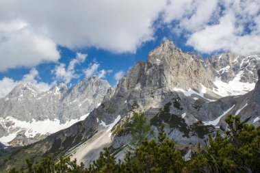 Devasa Alp dağlarının manzarası. Dachstein bölgesinin Avusturya Alplerinde (Avusturya 'da Styria) manzara)