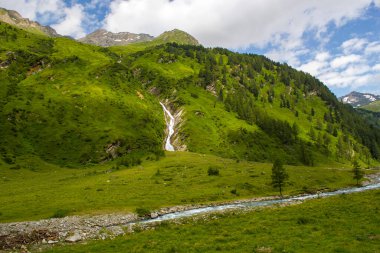 Avusturya Alpleri 'ndeki manzara. Grossglockner' ın etrafındaki yüksek Higt Tauern dağları. Avusturya.