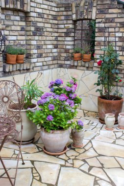 akdeniz tarzında bahçede güzel bir yer