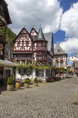 Bacharach, Almanya - 24 06 2024: Almanya 'da güzel bir ortaçağ köyü