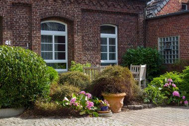 Almanya 'nın Kuzey Ren Vestfalyası' nda Issum kasabasında eski ahşap bir ev.