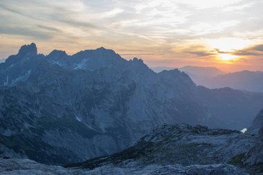 Gün batımı - Büyük Alp dağlarının manzarası. Dachstein bölgesinin Avusturya Alplerinde (Avusturya 'da Styria) manzara)