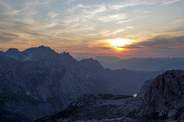Gün batımı - Büyük Alp dağlarının manzarası. Dachstein bölgesinin Avusturya Alplerinde (Avusturya 'da Styria) manzara)