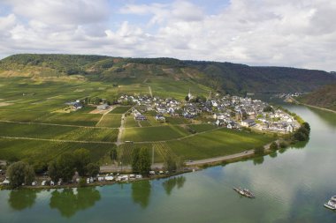 Moselle Vadisi 'nin üzüm bağları, Moselle Nehri ve Ellenz-Poltersdorf ve Poltersdorf köyleri Beilstein, Rhineland-Palatinate, Almanya' daki Metternich şatosundan görüldü..