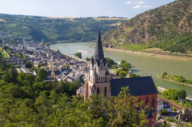 Almanya 'nın tarihi Oberwesel kasabasının havadan görünüşü, Rhine Vadisi