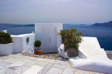 Yunanistan 'ın Santorini adasındaki Oia kentinin beyaz mimarisi