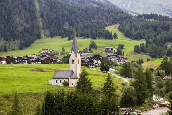 Avusturya Alpleri 'nde küçük kiliseli Grossdorf manzarası. Avusturya.