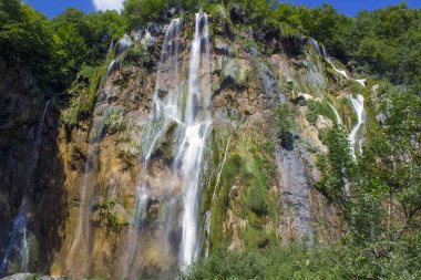 Hırvatistan 'ın Plitvice Ulusal Parkı' nda şelaleli yaz manzarası
