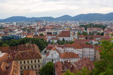Graz, Styria, Avusturya 'nın havadan görünüşü. Grazer Schlossberg kale tepesinden eski Graz kasabasının panoramik hava manzarası, Avusturya