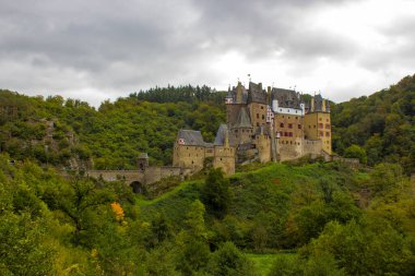 Eltz Şatosu - Almanya 'nın Moselle vadisinde yer alan Gotik şato
