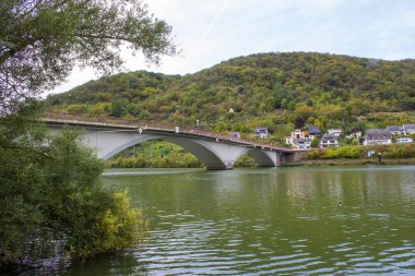 Almanya 'nın Rhineland-Palatinate kentindeki Moselle nehri ile Treis-Karden şehri manzarası