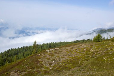 Avusturya 'daki Lienz Dolomitlerinin manzarası. Büyük Alp dağlarının yol ve manzarası