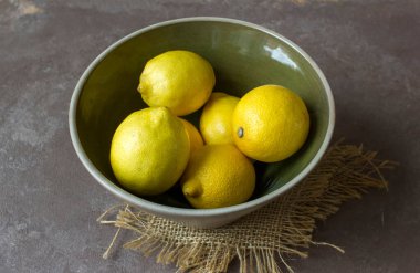 El yapımı bir kasede taze limon.