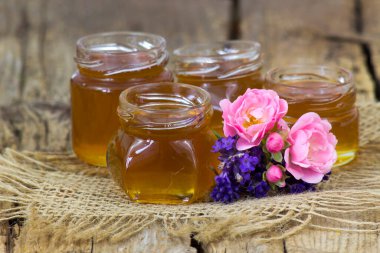 Bal ve çiçekler - lavanta ve güller