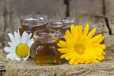 bal ve çiçekler - calendula ve papatya