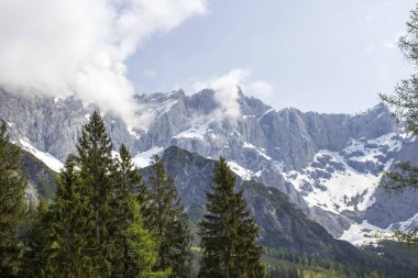 Devasa Alp dağlarının manzarası. Dachstein bölgesinin Avusturya Alplerinde (Avusturya 'da Styria) manzara)