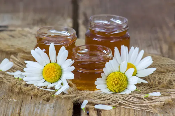 bal ve çiçekler ahşap arka planda