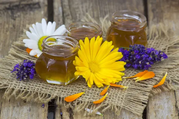 bal ve çiçekler ahşap arka planda