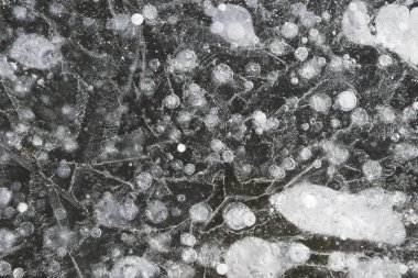 Beyaz hava kristal kabarcıkları (jantlar) ve çatlaklar ile kış ayazından donmuş nehrin buz dokusu (desen). Kış Arkaplanı. Arkaplan dokusu kavramı.