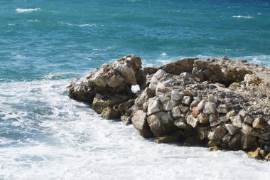 Kayalara ve kıyılara çarpan İyon Denizi 'nin dalgaları