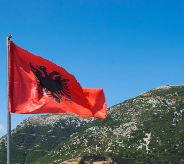 Dağların ardında Arnavut bayrağı