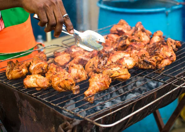Χέρι Ενός Αφρικανικού Σεφ Επιχειρήσεων Προετοιμασία Ενός Μπάρμπεκιου Κοτόπουλο Μια — Φωτογραφία Αρχείου