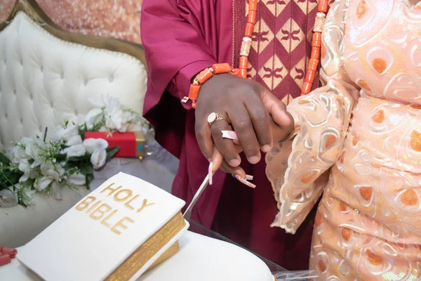 Casal Yoruba Marido Mulher Coloca Mãos Juntas Uma Faca Como — Fotografia de Stock
