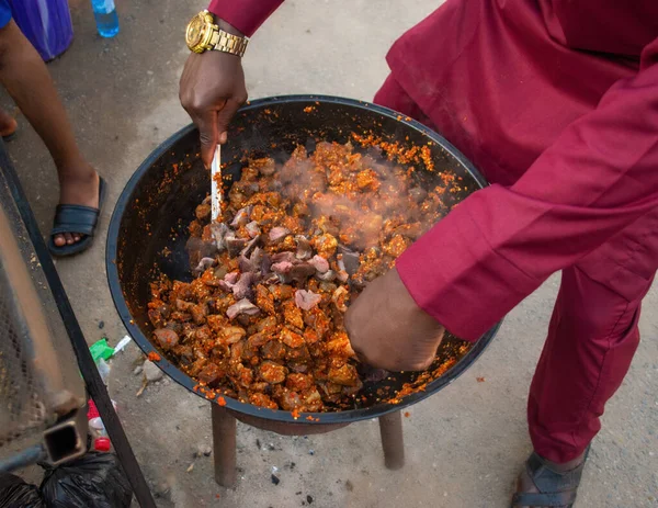 Χέρια Ενός Αφρικανού Ανθρώπου Σεφ Προμηθευτή Ανακατεύοντας Μαζί Καρυκευμένο Κρέας — Φωτογραφία Αρχείου