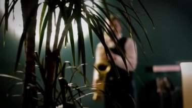 Arka planı bulanık, kilisenin silueti ve bir bardakla güzel bir restoran masası fotoğrafı.