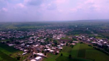Kırsal köyün insansız hava aracı görüntüsü.